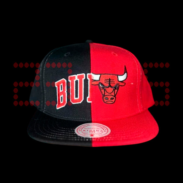 MITCHELL AND NESS CHICAGO BULLS SPLIT SNAPBACK